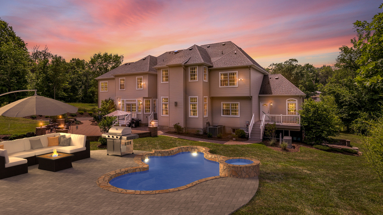 Virtual staging of pool/patio area by PhotoUp