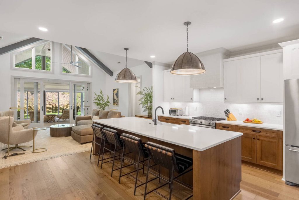 Bright, balanced kitchen after real estate HDR photo editing services